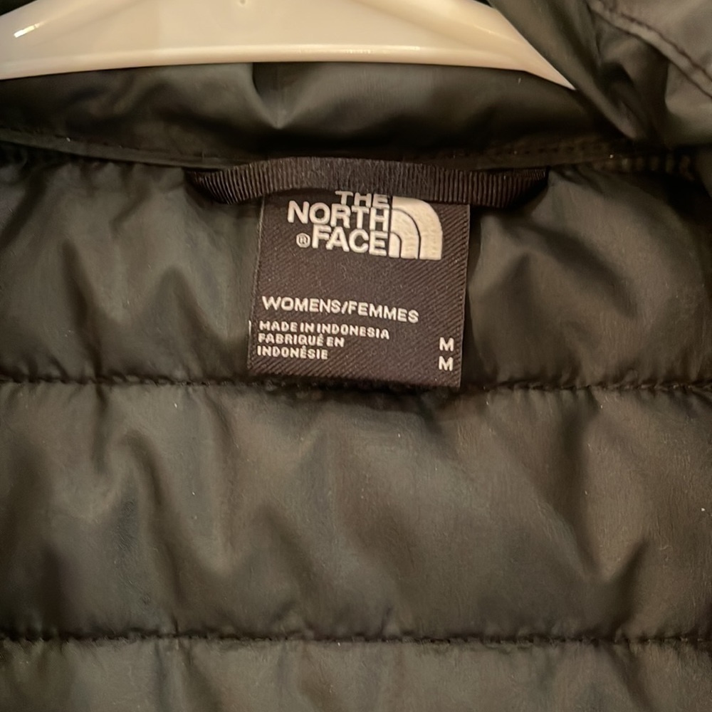 NWOT Women’s North Face Vest- Size Medium - Picture 4 of 4